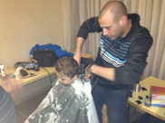 الحلاق وسام فرا يقدم الهدايا للأطفال المرضى في مستشفى "شيبا" على طريقته الخاصة